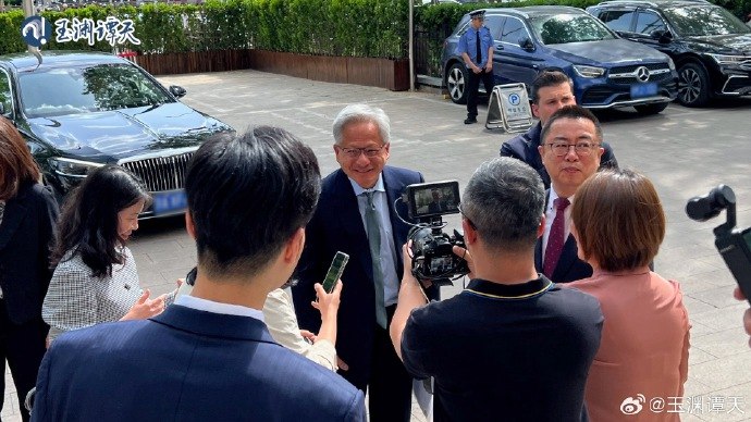 【黄仁勋时隔3个月再次到访北京】4月17日，应中国贸促会邀请， #英伟达 公司首席执行官黄仁勋抵达北京