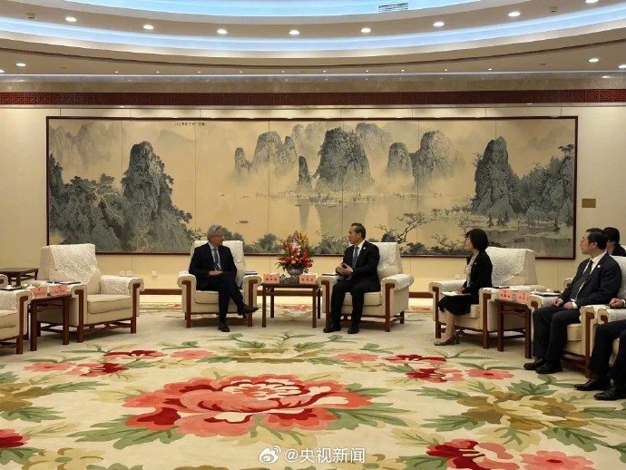 【 #英伟达 CEO说中国是非常重要的市场：希望继续与中国合作】今天，中国贸促会会长任鸿斌在北京与英伟达公司首席执行官黄仁勋举行会谈