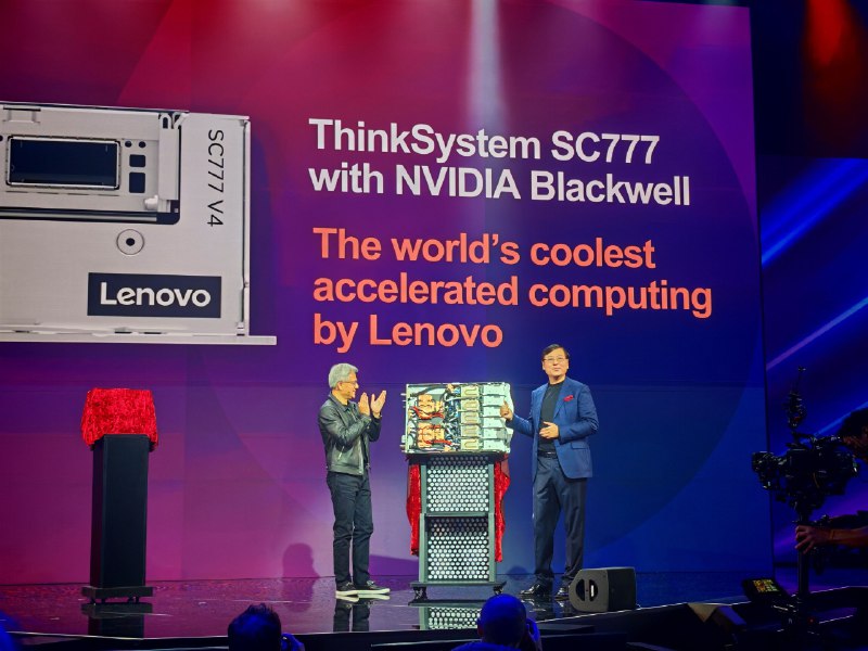 【联想服务器ThinkSystem SC777搭载 #英伟达 Blackwell AI加速卡】联想集团董事长兼CEO杨元庆在2024 Tech World上和英伟达CEO黄仁勋宣布，联想ThinkSystem系列中的SC777服务器，将搭载NVIDIA Blackwell AI加速卡（GPU）