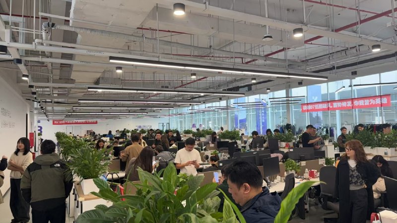 【极越CEO夏一平：“我不会跑路，我来这里就是给大家解决问题”】对于近日爆出的极越各种传闻，极越CEO夏一平对华尔街见闻回应表示，“我不会跑路